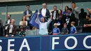 Pemilik Chelsea, Roman Abramovich merayakan saat perayaan gelar juara Premier League 2014-15 di Stamford Bridge, Minggu (24/5/2015). Chelsea memperoleh poin 87 di klasemen akhir Premier League. ( Reuters/ Tony O'Brien)