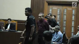 Gubernur non-aktif Aceh Irwandi Yusuf  bersiap menjalani sidang lanjutan di Pengadilan Tipikor, Jakarta, Senin (18/3). Sidang lanjutan dengan agenda pemeriksaan terdakwa dan saksi. (Liputan6.com/Herman Zakharia)