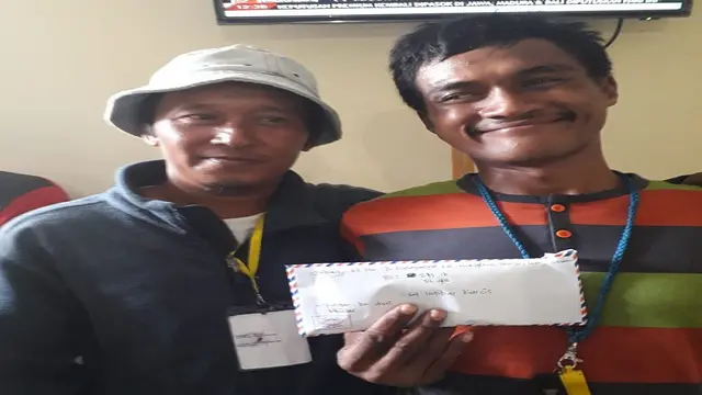 salah satu jukir memperlihatkan barang bukti uang hasil malaknya (Liputan6.com/ Eka Hakim)