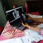 Petugas mengecek hasil ronsen mobile  X-Ray Artificial Intelligence saat kegiatan skrining penyakit tuberkulosis (TBC) di Kantor Kecamatan Cipayung, Depok, Jawa Barat, Rabu (4/1/2023). Penyakit tuberkulosis (TBC) di Indonesia menempati peringkat ketiga setelah India dan Cina dengan jumlah kasus 824 ribu dan kematian 93 ribu per tahun atau setara dengan 11 kematian per jam. (merdeka.com/Arie Basuki)