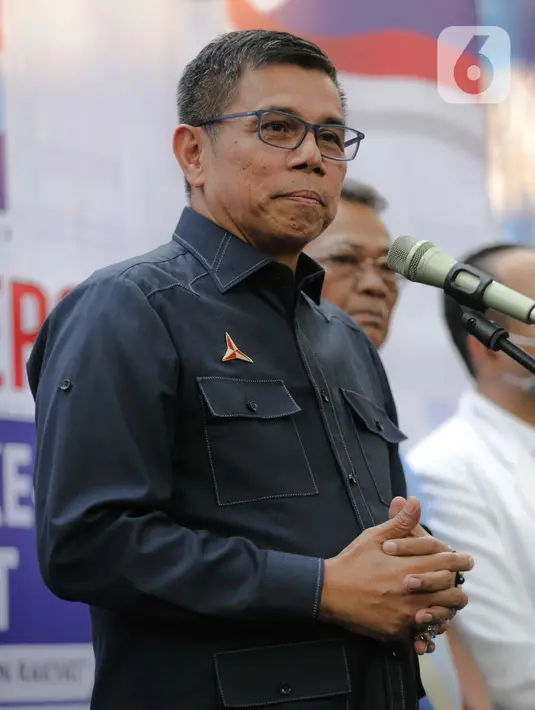 Sekjen DPP Partai Demokrat, Hinca Panjaitan memberikan keterangan penyelenggaraan Kongres ke-V di DPP Partai Demokrat, Jakarta, Jumat (13/3/2020). Demokrat tetap menyelenggarakan Kongres ke-V di JCC, Jakarta, pada 15 Maret 2020 meski wabah virus corona melanda Indonesia. (Liputan6.com/Faizal Fanani)