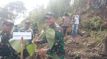 Dandim 0611/Garut Letkol Inf. Erwin Agung TWA, sebelum melakukan penanaman pohon dalam program polri peduli penghijauan di kawasan konservasi Hutan kamojang, Garut