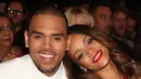 Rihanna menjelaskan keputusan kontroversialnya untuk kembali bersama dengan Chris Brown pada tahun 2012, tiga tahun setelah pertengkaran mereka yang membuat wajahnya berdarah. (AFP/Bintang.com)
