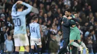 Penyerang Tottenham Hotspur, Son Heung-Min, melakukan selebrasi usai laga melawan Manchester City pada laga Liga Champions di Stadion Etihad, Rabu (17/4). Manchester City menang 4-3 atas Tottenham Hotspur. (AP/Jon Super)