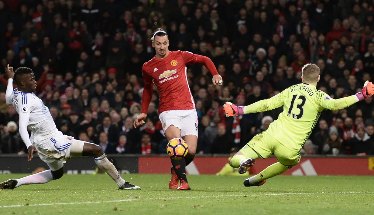 Aksi memikat Zlatan Ibrahimovic saat mengelabui kiper Sunderland Jordan Pickford, 26 Desember 2016. (AFP/Oli Scarff)