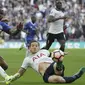 Pemain Chelsea, Victor Moses melepaskan tembakan saat dihadang pemain Tottenham, Eric Dier pada laga semifinal Piala FA di Wembley stadium, London, Sabtu (22/4/2017). Chelsea menang 4-2. (AP/Tim Ireland)