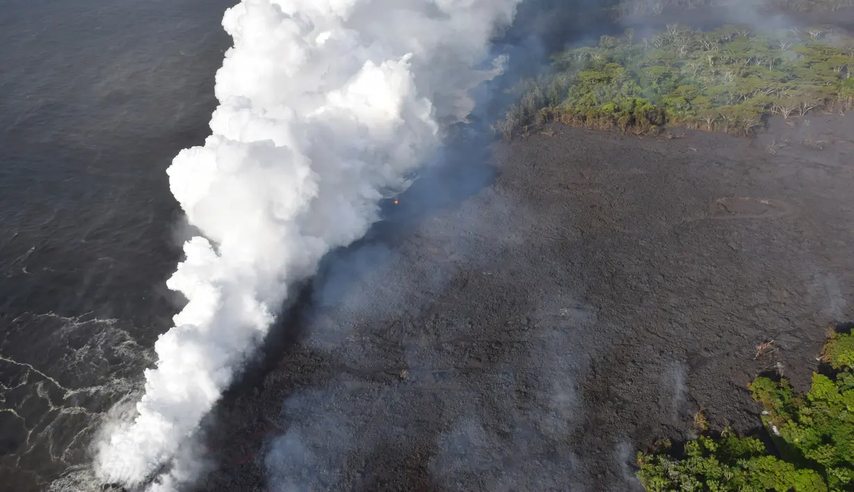 Pemandangan saat lava pijar Gunung Kilauea mengalir ke laut di dua lokasi dekat Pahoa, Hawaii, Amerika Serikat, Minggu (20/5). (Survei Geologi AS via AP)