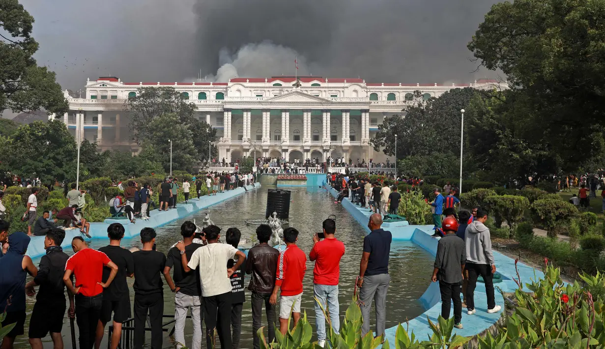 Kerusuhan meluas hingga ke pusat pemerintahan. Gedung Parlemen di Kathmandu turut dibakar massa. (Prabin RANABHAT/AFP)