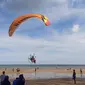 Aksi paramotor Dandito Team saat mengudara di Pantai Manggar, Balikpapan. (Liputan6.com/Apriyanto)