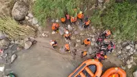 Tim SAR Padang masih melakukan pencarian terhadap 6 orang korban banjir dan longsor di Pesisir Selatan Sumbar. (Liputan6.com/ Basarnas Padang)