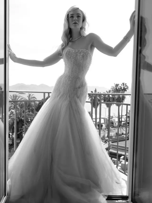 Elle Fanning Tampil Elegan bak Putri Disney dalam Balutan Gaun Pink di Festival Film Cannes