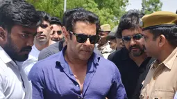 Aktor Bollywood India Salman Khan saat tiba di pengadilan untuk menjalani sidang di Jodhpur, India (7/5). Namun aktor Bollywood ini akhirnya dibebaskan secara bersyarat setelah dijebloskan ke dalam penjara selama dua hari. (STR/AFP)