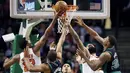 Pebasket Phoenix Suns, TJ Warren, berusaha memasukkan bola saat pertandingan melawan Boston Celtics pada laga NBA di Stadion TD Garden, Boston Minggu (3/12/2017). Boston Celtics menang 116-111 atas Phoenix Suns. (AP/Michael Dwyer)