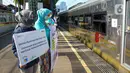Petugas memberikan salam kepada penumpang saat KA Taksaka berangkat dari Stasiun Gambir, Jakarta, Sabtu (4/8/2021). Dalam rangka memperingati hari pelanggan nasional, PT KAI Daop 1 Jakarta membagikan ratusan bingkisan kepada penumpang kereta api. (Liputan6.com/Faizal Fanani)