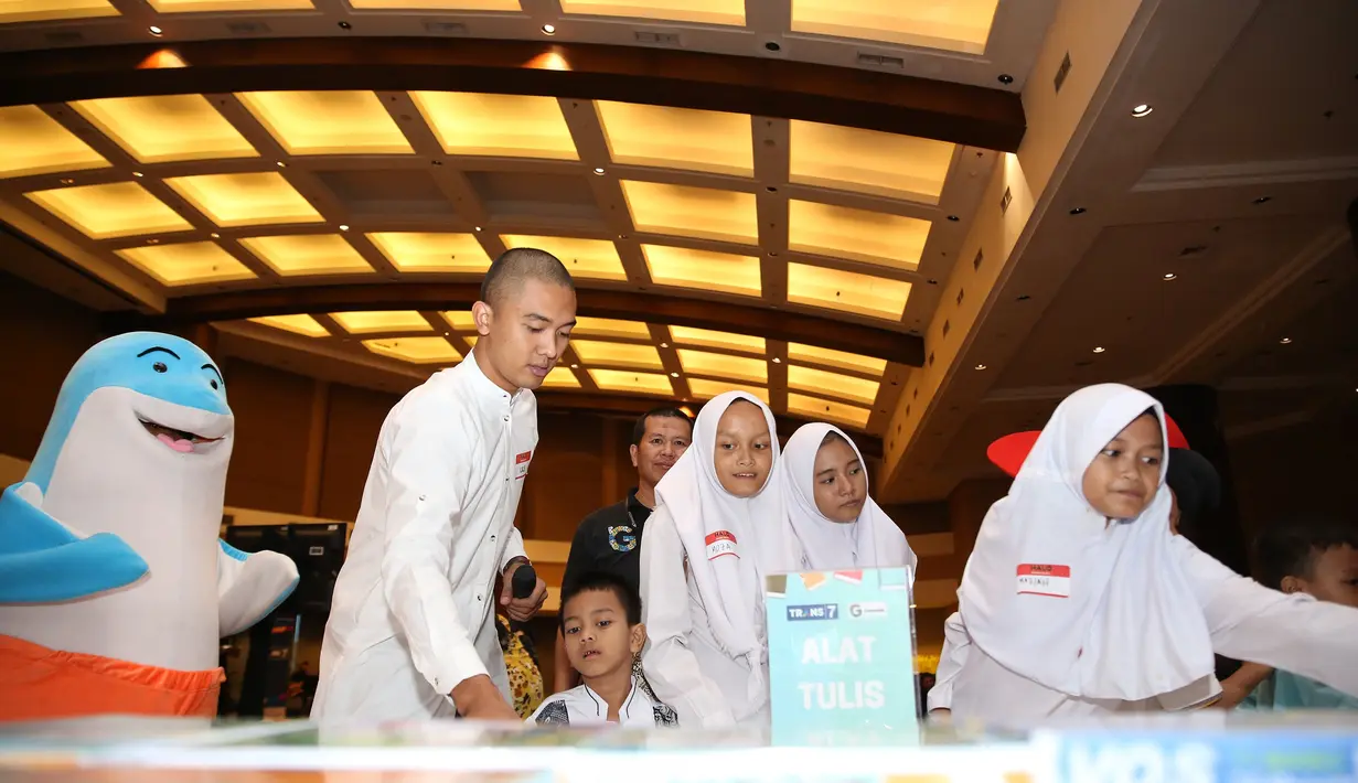 Meski sang anak belum mengerti, Uus mengaku saat berbuka puasa bertiga. Sambil membaca doa bersama istri, ia memegang tangan Cio lalu berbuka bersama dengan istrinya. (Adrian Putra/Bintang.com)
