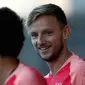 Gelandang Barcelona, Ivan Rakitic tersenyum saat mengikuti sesi latihan di Barcelona, Spanyol (17/9). Barcelona akan bertanding melawan PSV Eindhoven pada grup B Liga Champions di Nou Camp. (AP Photo/Manu Fernandez)