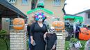 Orang-orang yang memakai kostum merayakan Halloween di Canberra, Australia (31/10/2020). (Xinhua/Chu Chen)