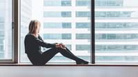 Ilustrasi wanita duduk sendirian, menatap ke luar jendela. Dok: Pixabay