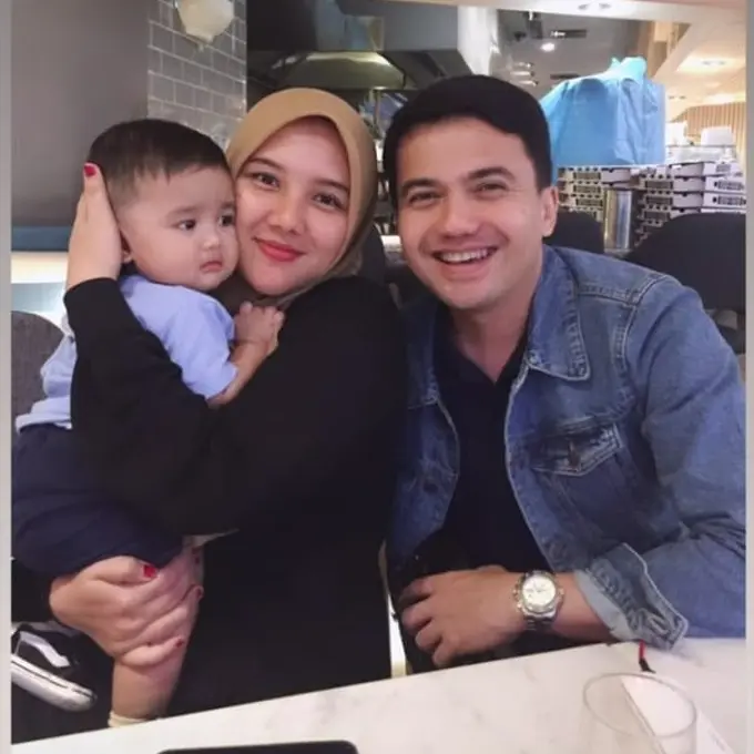 Terpaut Usia 19 Tahun, Ini 5 Potret Kedekatan Sahrul Gunawan dan Kekasih