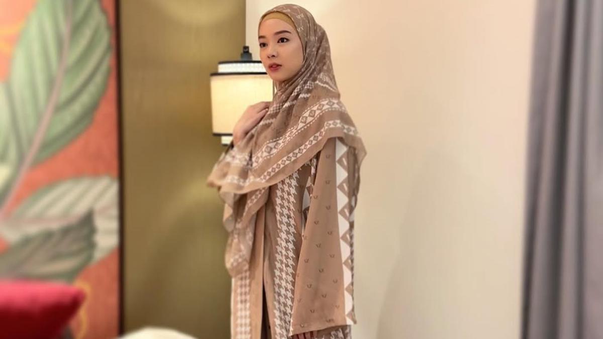 6 Outfit Gamis ala Lindswell Kwok, Inspirasi Gaya Muslimah Modis Tetap Syar'i
