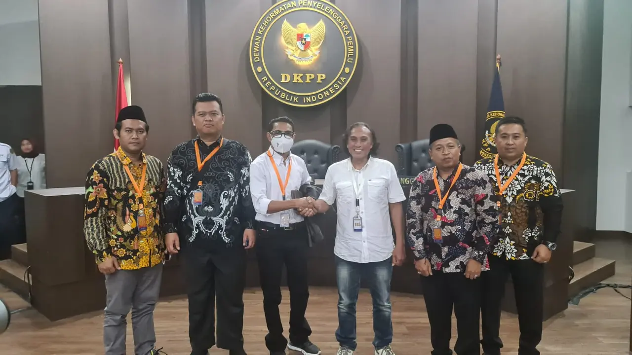 Komisioner Bawaslu Banyuwangi berjabatan tangan dengan penggugat usai putusan DKPP RI dalam sidang sengketa rekrutmen Panwascam di Banyuwangi (Istimewa)