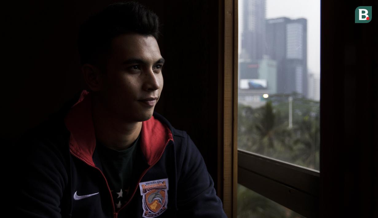 Kiper Borneo FC, Nadeo Argawinata, berpose saat berada di Hotel Sultan, Jakarta, Rabu (18/4/2018). Pemuda 21 tahun ini merupakan penjaga gawang kedua dari Borneo FC. (Bola.com/Vitalis Yogi Trisna)