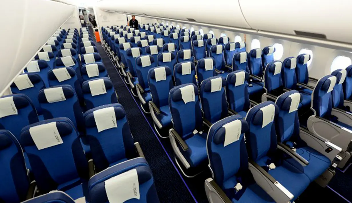 Interior kelas ekonomi yang baru Airbus A350 XWB juga digambarkan saat presentasi di Hamburg, Jerman, pada 7 April 2014 (AFP PHOTO/PATRICK LUX)