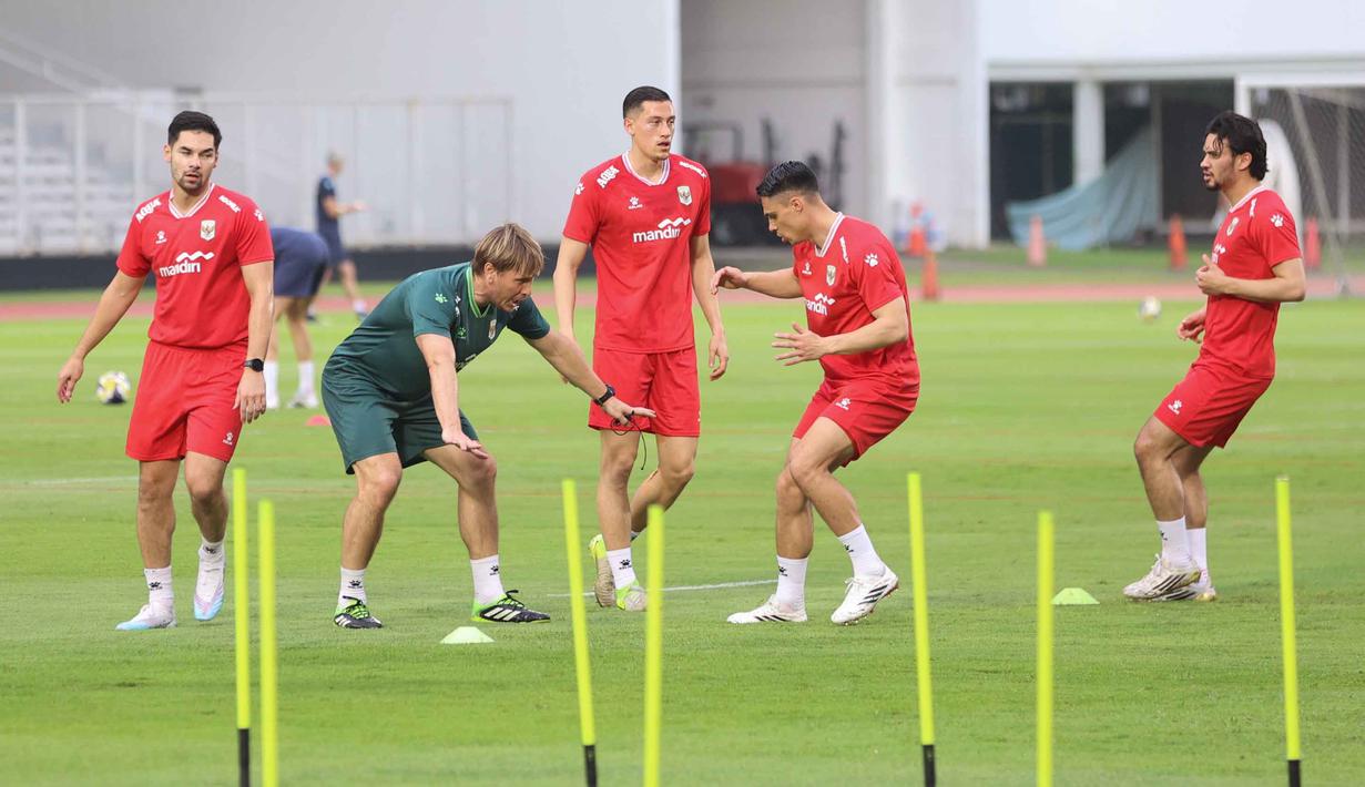 23 pemain Timnas Indonesia, termasuk pemain yang berkarier di luar negeri (abroad), terlihat antusias berlatih. Tampak dalam foto, para pemain Timnas Indonesia menggelar sesi latihan resmi jelang melawan Saint Kitts and Nevis pada laga perdana FIFA Series 2026 di Stadion Madya, Kompleks Gelora Bung Karno, Jakarta, Kamis (26/3/2026). (Bola.com/M Iqbal Ichsan)