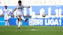 Pemain Persik Kediri Arthur Irawan melepaskan tendangan saat melawan Persib Bandung pada laga BRI Liga 1 2022/2023 di Stadion Pakansari, Bogor, Jawa Barat, Rabu (8/3/2023). Persik Kediri mengalahkan Persib Bandung dengan skor 2-0. (Bola.com/M. Iqbal Ichsan)
