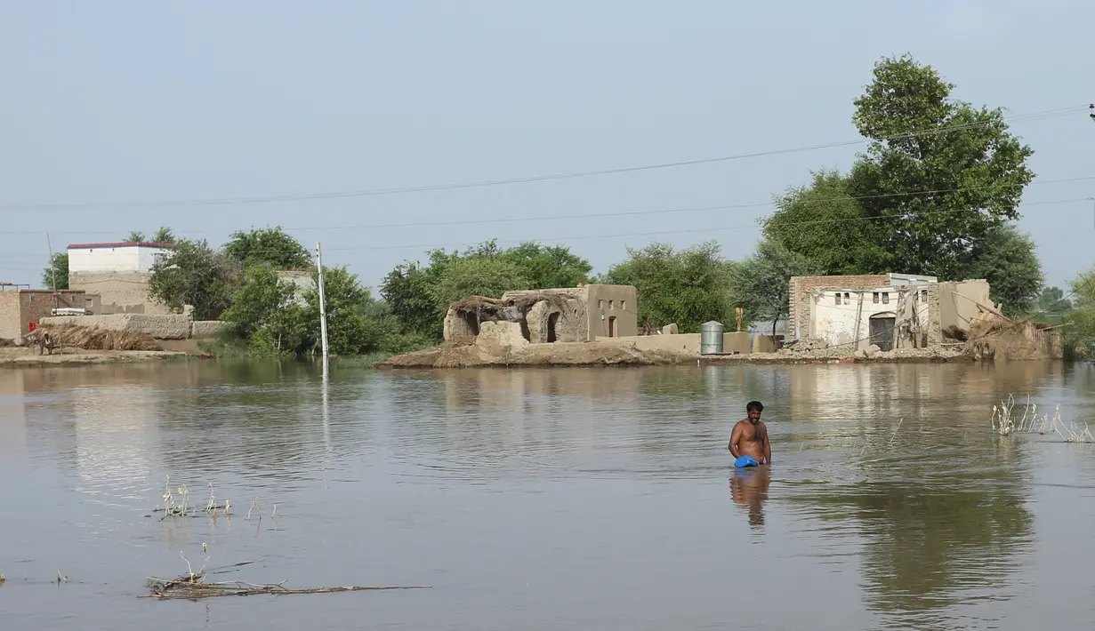 Badan penanggulangan bencana Punjab telah memperingatkan bahwa perkiraan hujan monsun dapat memperburuk banjir dalam beberapa hari mendatang. (AFP/Shahid Saeed Mirza)