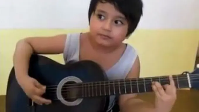 Lagu Patah Hati Jadi Ceria Saat Dinyanyikan Bocah Ini Pakai Gitar