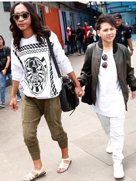 Kesedihan begitu terlihat meski telah didampingi ibunda. Dari foto yang diunggah pada Minggu (12/3), kepala Evelyn disandarkan pada pundak ibundanya. Ia menuliskan akan berusaha semampunya untuk memberikan yang terbaik. (Instagram/ev0124)