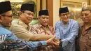 Bakal calon Presiden Prabowo Subianto (kedua kiri), Bakal Cawapres Sandiaga Uno (kedua kanan), Ketum PBNU KH Said Aqil Siroj (tengah) berpose bersama saat kunjungan ke kantor PBNU, Jakarta, Kamis (16/8). (Liputan6.com/Faizal Fanani)