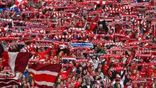 Fans Bayern Muechenmerayakan kemangan timnnya dalam lanjutan Bundesliga di Stadion Allianz Arena, Muenchen, Minggu (4/10/2015). Muenchen menang telak 5-1 atas Dortmund. (REUTERS/Michael Dalder)