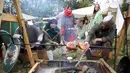 Sejumlah warga saat membuat makanan saat reka ulang Pertempuran Hasting di Battle, Inggris, (15/10). (REUTERS/Neil Balai)