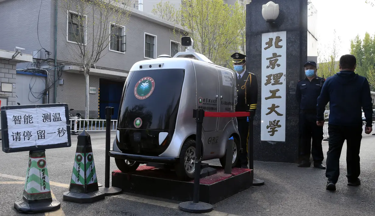 Petugas memeriksa mobil pengiriman tanpa awak di Institut Teknologi Beijing, Beijing, China, Senin (6/4/2020). Mobil pengiriman tanpa awak berteknologi 5G ini juga mampu mengenali informasi wajah dan melakukan pengiriman tanpa bersentuhan. (Xinhua/Ren Chao)