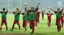 Pemain Timnas Indonesia U-16 mengangkat tangan saat selebrasi usai mengalahkan Singapura U-16 di laga persahabatan di Stadion Wibawa Mukti, Kab Bekasi, Kamis (8/6). Indonesia U-16 menang 4-0. (Liputan6.com/Helmi Fithriansyah)