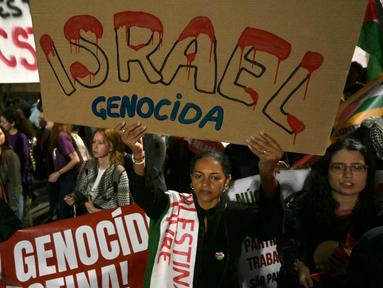 Para pendukung pro-Palestina mengambil bagian dalam sebuah demonstrasi dalam rangka peringatan satu tahun konflik Israel-Hamas di Sao Paulo, Brasil, pada 8 Oktober 2024. (NELSON ALMEIDA/AFP)