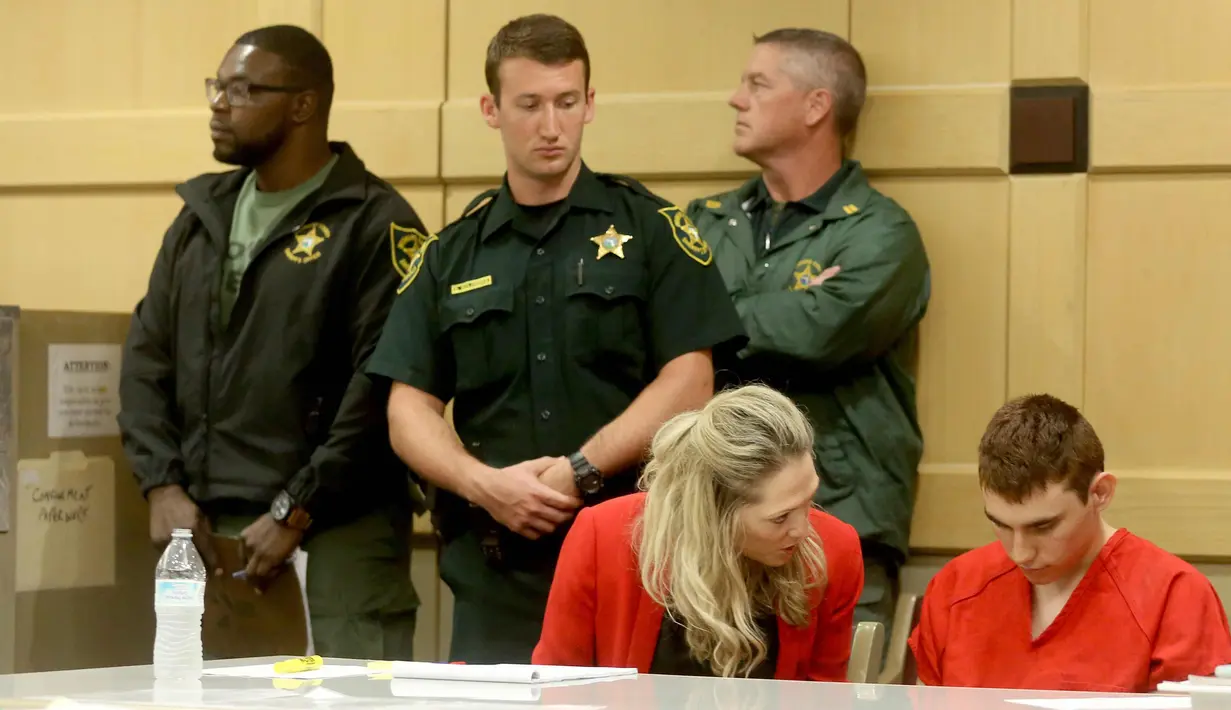Pelaku penembakan Nikolas Cruz saat menjalani persidangan di pengadilan di Fort Lauderdale, Florida (19/2). Cruz didakwa melakukan penembakan massal yang menewaskan 17 orang di SMA Majory Stoneman Douglas Florida. (AP Photo/Mike Stocker)