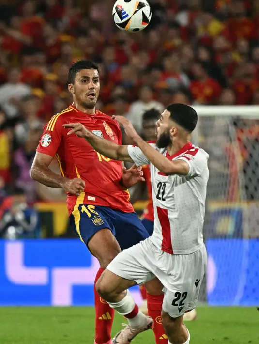 Sempat dikejutkan dengan gol bunuh diri, Robin Le Normand pada menit ke-18. Spanyol bangkit dan menyamakan kedudukan lewat gol Rodri di menit ke-39. (JAVIER SORIANO / AFP)
