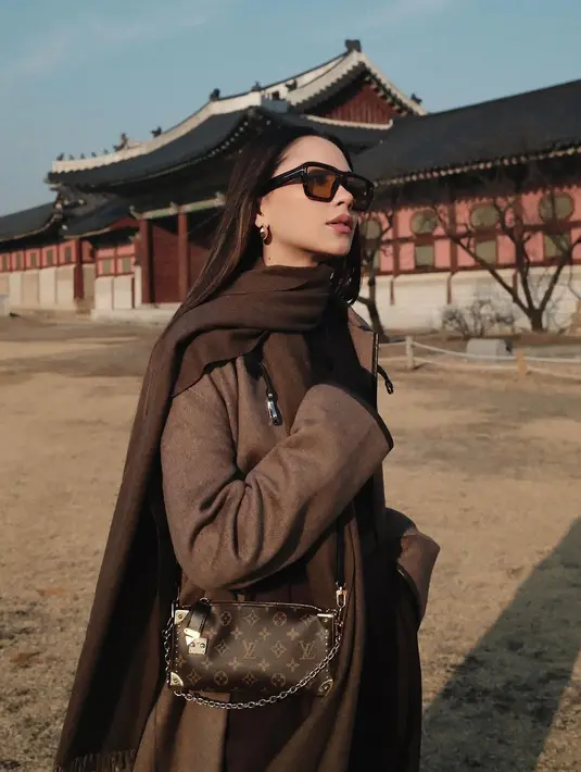 Pesona berbeda ditunjukkan Alyssa Daguise dengan outfit musim dingin bergaya edgy serba cokelat [@alyssadaguise]