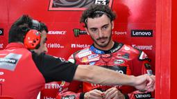 Rangkaian balap MotoGP Mandalika 2024 sudah dimulai. Tampak pembalap Ducati Lenovo Team, Francesco Bagnaia (kanan) bersiap sebelum sesi latihan bebas balapan MotoGP 2024 di Sirkuit Internasional Pertamina Mandalika, Lombok, Nusa Tenggara Barat, Jumat 27 September 2024. (SONNY TUMBELAKA/AFP)