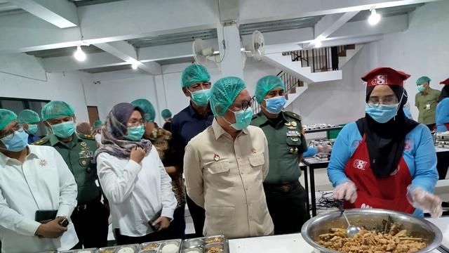 Stafsus Kepala Komunikasi Kepresidenan Hafizhul Mizan dan Gubernur Lemhannas Ace Hasan menyambangi SPPG atau dapur untuk program Makan Bergizi Gratis di Depok, Jawa Barat, Senin (6/1/2025).