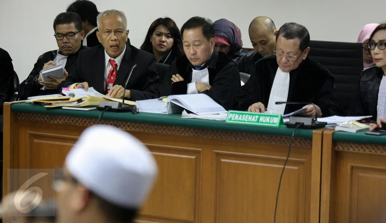 Terdakwa kasus dugaan tindak pidana korupsi suap Majelis Hakim dan Panitera PTUN Medan OC Kaligis mendengarkan keterangan saksi saat sidang lanjutan dengan agenda pemeriksaan saksi di Pengadilan Tipikor, Jakarta, Senin (28/9). (Liputan6.com/Faizal Fanani)