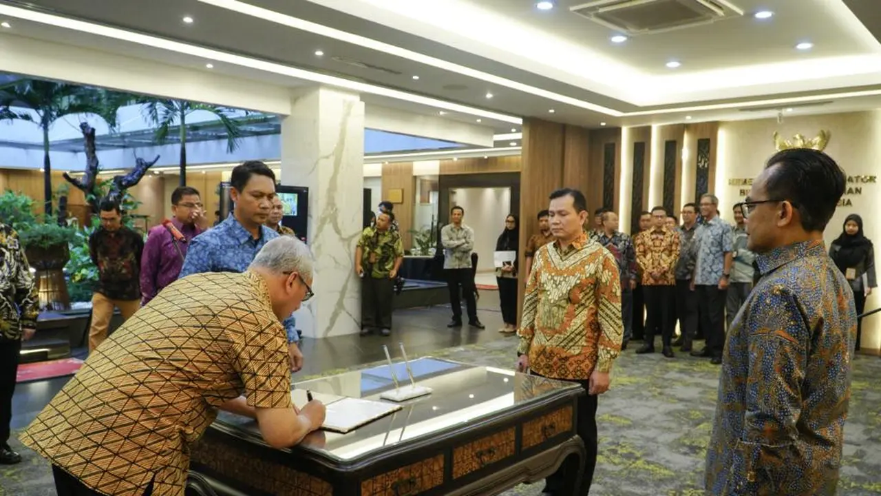 Sekretaris Kementerian Koordinator Bidang Perekonomian Susiwijono Moegiarso, selaku Plt. Sekretaris Jenderal Dewan Nasional KEK saat melantik 6 orang Pejabat Tinggi Pratama untuk Kepala Administrator KEK di Kantor Kemenko Perekonomian Jakarta.