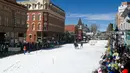 Seorang joki menarik pemain ski salju saat mengikuti kompetisi Leadville Ski Joring ke-70 di Leadville, Colorado (3/3). Dalam olahraga ini pemain ski harus melakukan lompatan dan tantangan lainnya. (AFP Photo/Jason Connolly)