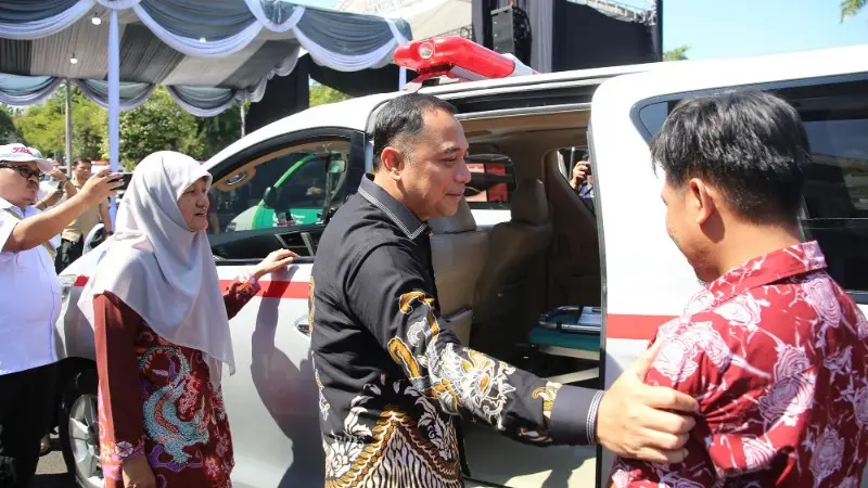 Wali Kota Surabaya Eri Cahyadi meresmikan layanan 1 kelurahan 1 ambulans. (Istimewa)