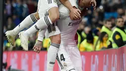 Kapten Real Madrid, Sergio Ramos bersama rekan setimnya merayakan gol ke gawang Leganes pada laga leg pertama babak 16 besar Copa del Rey di Santiago Bernabeu, Rabu (9/1). Real Madrid sukses mengandaskan Leganes dengan skor 3-0. (AP/Manu Fernandez)