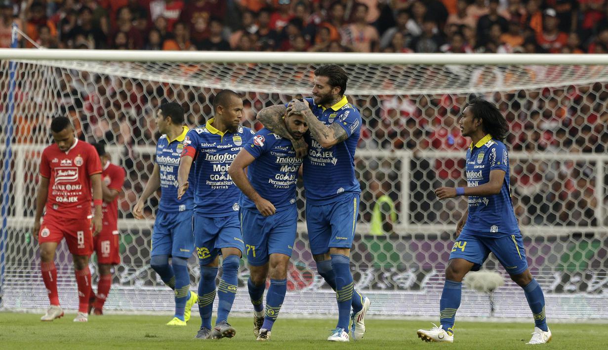 Pemain Persib Bandung merayakan gol yang dicetak Artur Gevonrkyan ke gawang Persija Jakarta pada laga Shopee Liga 1 di SUGBK, Jakarta, Rabu (10/7). Persija bermain imbang 1-1 atas Persib. (Bola.com/Yoppy Renato)