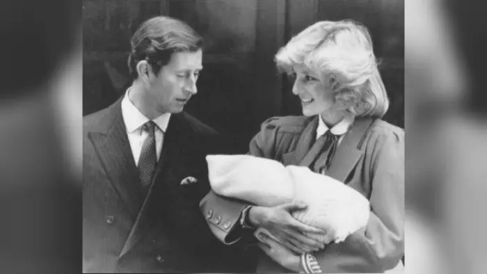 Momen pasca-kelahiran untuk Pangeran Harry. Pasangan kerajaan tersebut membawa Harry pulang dari Rumah Sakit St. Mary di London 22 jam setelah dia lahir (AP)